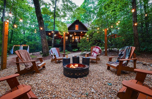 Sautee Nacoochee Cabin | Private Helen Cabin | Hot Tub | Spacious Porch