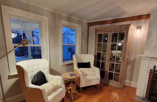 Thornhill House | Private heritage home close to trails, parks and recreation
