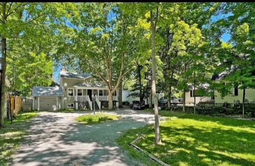 Thornhill House | Private heritage home close to trails, parks and recreation