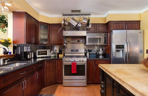June Park House | Private Hideaway, Pool, Super Cool Tiki Bar and close to USSSA!