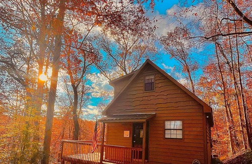 Dahlonega Cabin | PRIVATE HILL TOP RUSTIC CABIN! 8 MINS TO SQUARE! MOUNTAIN VIEWS DURING FALL!