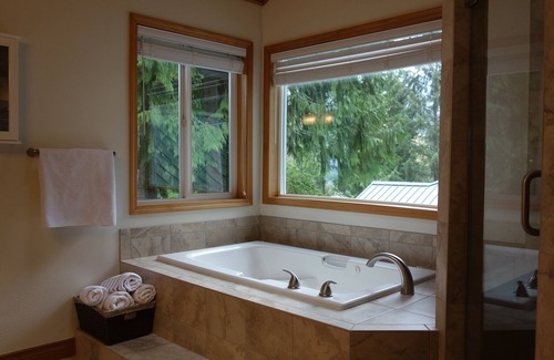 Welches Cabin | Private Hilltop Escape. Firepit, BBQ, Sunset, Sauna, Office