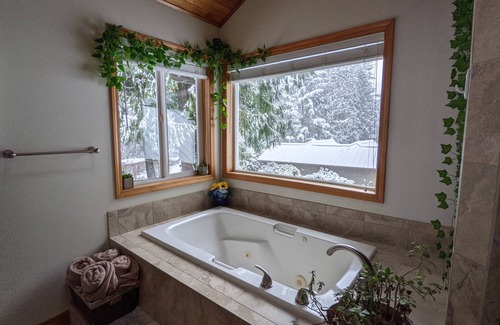 Welches Cabin | Private Hilltop Escape. Firepit, BBQ, Sunset, Sauna, Office
