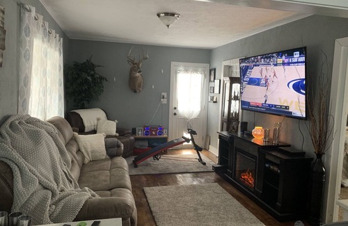 Oshkosh House | Private Home: Extremely Close to EAA