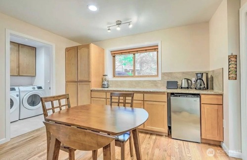 Overlake House | Private Home in marvelous Redmond Neighborhood with fitness room, WiFi, AC