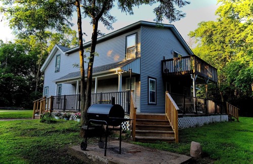 Cottage Grove House | Private Home w/King Bed in tranquil Cottage Grove-WiFi, AC, near Twin Cities