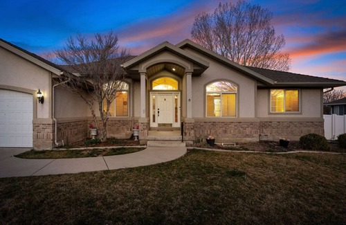 South Jordan House | 🏠Private home with hot tub. Beds for 32!