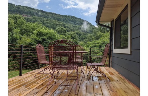 Chattanooga House | Private Home & Yard ~ Hiking, Creek & River Nearby!