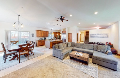 Bijou Park Acres House | Private Hot Tub & Heated Floors | Bocce Ball + Foosball | Near Beach & Slopes