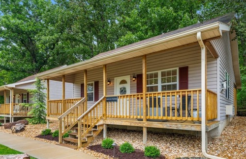 Branson Cottage | Private Hot Tub and Fire Pit - REFLECTIONS COTTAGE