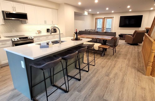 East Kootenay House | Private Hot tub & BBQ | Open-Plan | Ski-Out