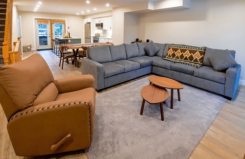 East Kootenay House | Private Hot tub & BBQ | Open-Plan | Ski-Out