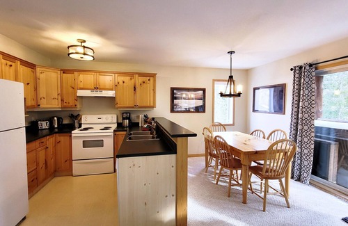 East Kootenay Condo | Private Hot Tub & BBQ | Open-Plan Living | Walk to Ski Lifts