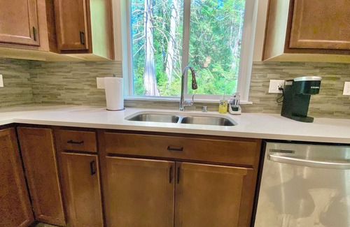 Burley House | Private Hot Tub | Brand New! Walk to beach