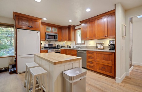 Hoodsport Cabin | Private Hot Tub, Dogs OK! Cushman Couples Retreat