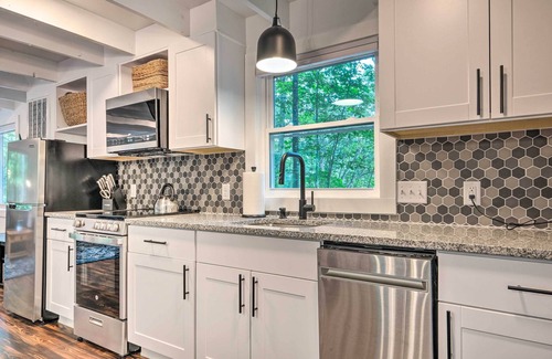 Broadway Cabin | Private Hot Tub & Fire Pit: Family Broadway Cabin