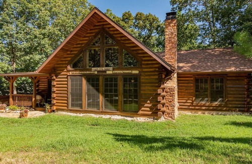 Branson Cedars Cabin | Private Hot Tub & FirePit! Near Big Cedar, Tucked in Woods, Huge Great Room