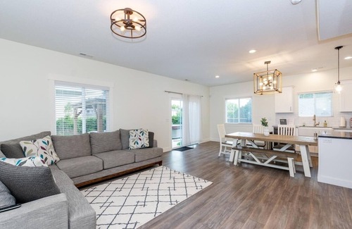 Ogden House | ⭐️Private Hot Tub + Fireplace + Covered Patio + 75" TV