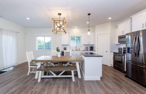Ogden House | ⭐️Private Hot Tub + Fireplace + Covered Patio + 75" TV