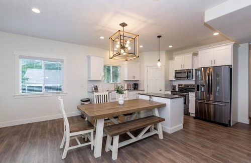 Ogden House | ⭐️Private Hot Tub + Fireplace + Covered Patio + 75" TV