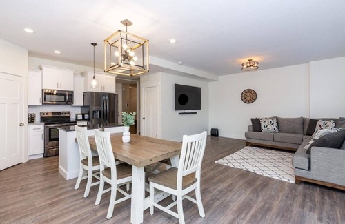 Ogden House | ⭐️Private Hot Tub + Fireplace + Covered Patio + 75" TV