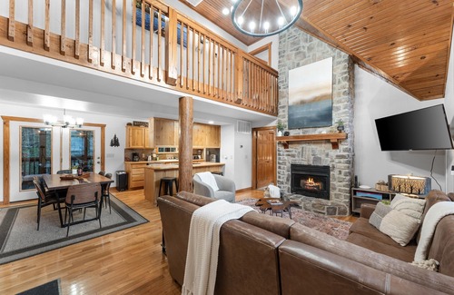 Branson West Cabin | Private Hot Tub & Hammocks. 2 Resort Pools + Golf! Playgrounds & Sports Courts!