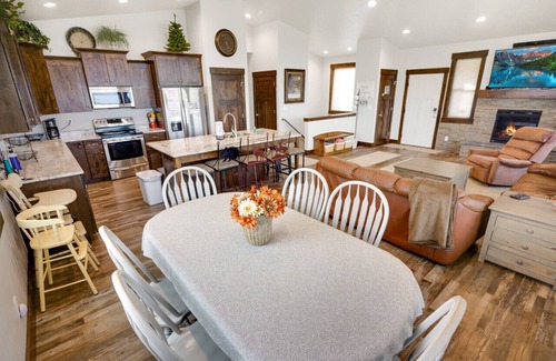 Sweetwater House | Private Hot Tub! Ideal Beach! Lake Views!