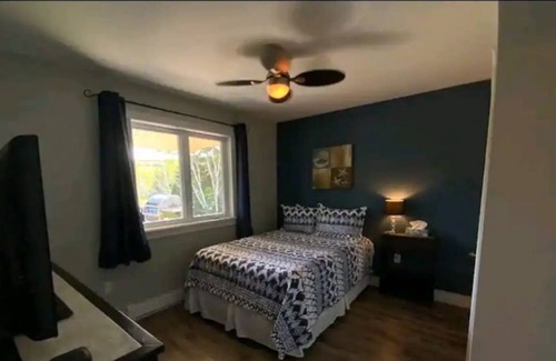 Kensington Ski Chalet | Private Hot Tub, Lake View, 10 Minutes to Cavendish Beach Music Festival.