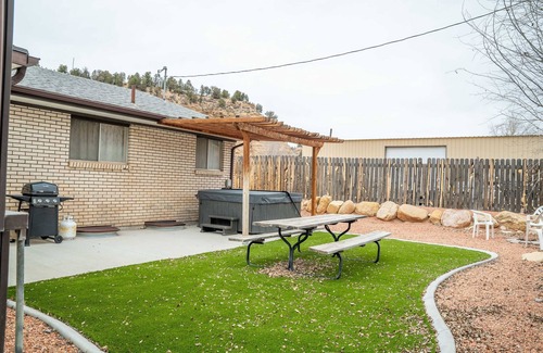 Glendale House | Private Hot Tub! Less than 30 minutes to Zion and the Coral Pink Sand Dunes! Jus
