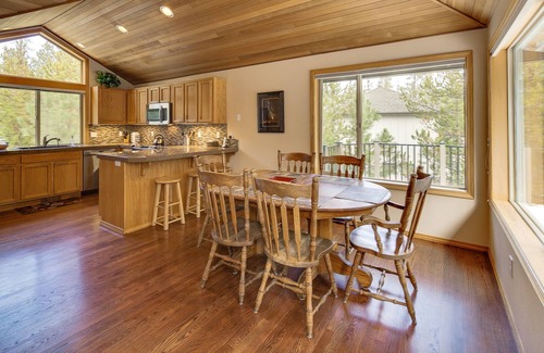 Sunriver House | Private Hot Tub, Ping Pong Table - Lark 4