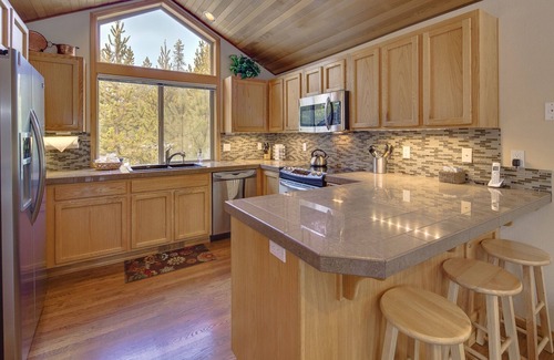 Sunriver House | Private Hot Tub, Ping Pong Table - Lark 4