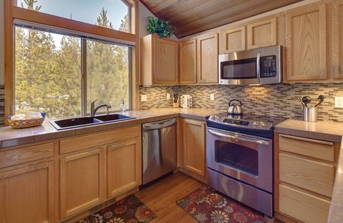 Sunriver House | Private Hot Tub, Ping Pong Table - Lark 4