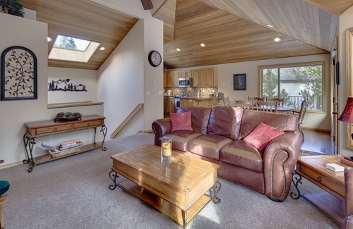 Sunriver House | Private Hot Tub, Ping Pong Table - Lark 4