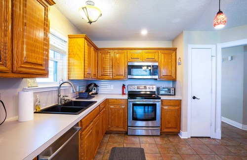 Southwest Arlington House | Private Hot Tub & Pool, Fenced Yard, & Walking Distance To Shopping