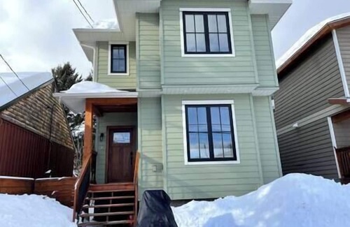 East Kootenay House | Private Hot tub/Spacious Retreat/Walk Downtown