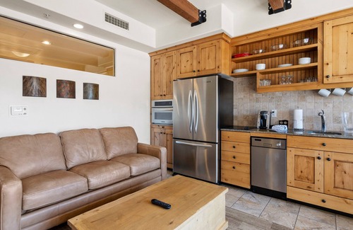 Kimball Junction Condo | Private Hot Tub | Stylish Top-Floor | Fireplaces, Balcony + Kitchenette