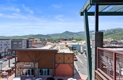 Kimball Junction Condo | Private Hot Tub | Stylish Top-Floor | Fireplaces, Balcony + Kitchenette