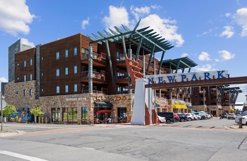 Kimball Junction Condo | Private Hot Tub | Stylish Top-Floor | Fireplaces, Balcony + Kitchenette