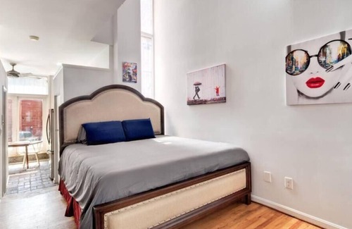 H Street Corridor Apartment | Private Hot Tub - The Art Suite - Capital HILL DC