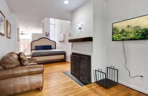 H Street Corridor Apartment | Private Hot Tub - The Art Suite - Capital HILL DC