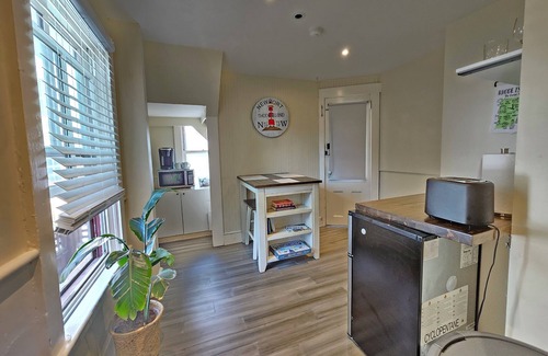 Newport Apartment | Private 'Hotel' Style Apt