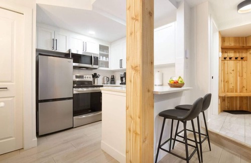 Village North House | Private HotTub.Central 2BR - Free Parking+Pool+A/C