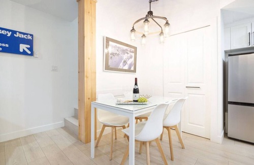 Village North House | Private HotTub.Central 2BR - Free Parking+Pool+A/C