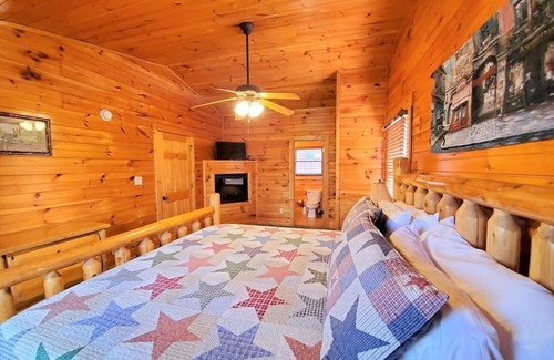 Hemlock Hills Cabin | Private HotTub,close to ❤️ of Gatlinburg,RockyTop Sports,parking,WIFI,Game Rm