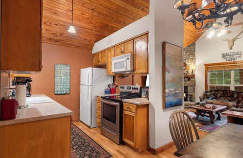 Branson West Cabin | Private HotTub! Minutes to Silver Dollar City! First Responder Owned! Local Hero at Stonebridge! WOW