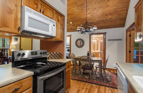 Branson West Cabin | Private HotTub! Minutes to Silver Dollar City! First Responder Owned! Local Hero at Stonebridge! WOW