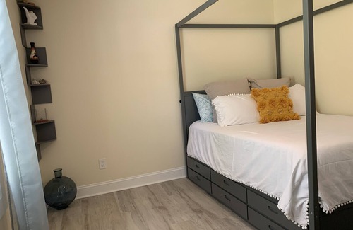 Garner House | Private house 15mins.from Raleigh Dntwn w/private pool, hot tub, and firepit.