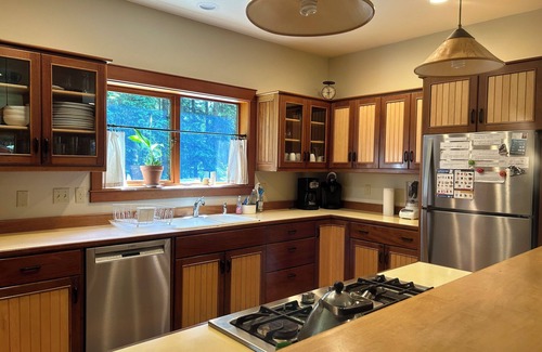 Poulsbo House | Private house in a sunny forest: The Fox Glove House