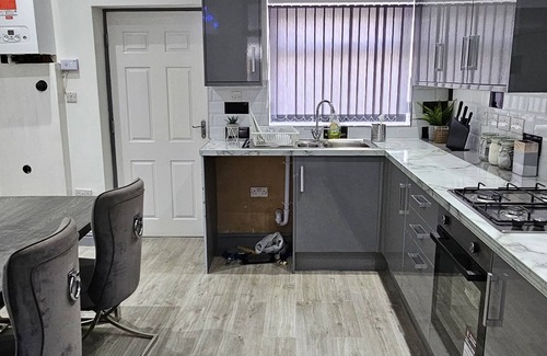 Bradford House | Private House Sleeps 9 with Wi-Fi