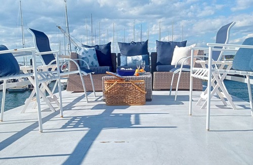 Fifth Ward Boat Rental | Private Houseboat In Beautiful Newport Harbor